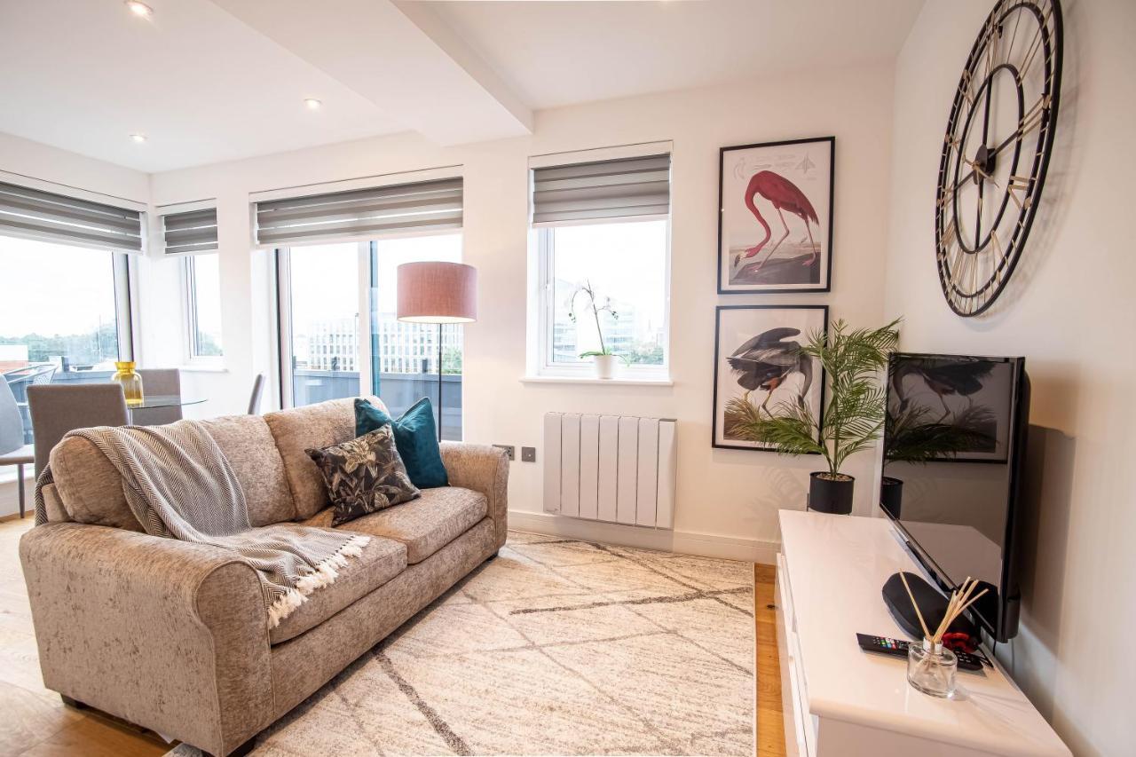 Two Bed Flat With Wrap Around Terrace Near Legoland, Windsor, Tube Station Apartment Slough Ngoại thất bức ảnh