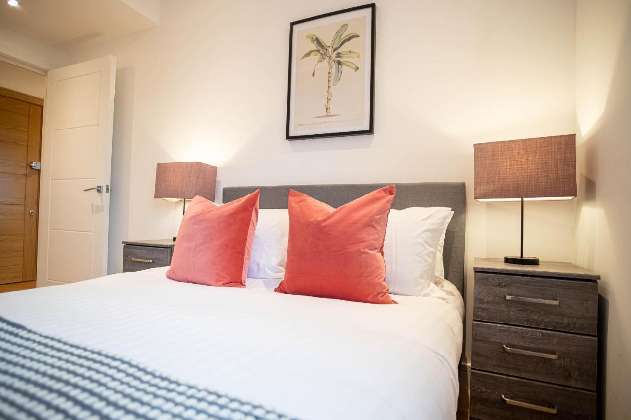 Two Bed Flat With Wrap Around Terrace Near Legoland, Windsor, Tube Station Apartment Slough Ngoại thất bức ảnh