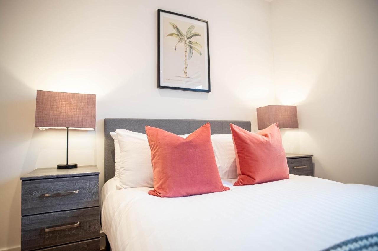 Two Bed Flat With Wrap Around Terrace Near Legoland, Windsor, Tube Station Apartment Slough Ngoại thất bức ảnh